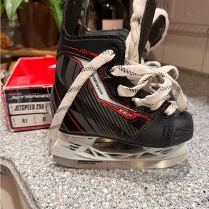 CCM Jetspeed 250 Youth Ice Hockey Skate - Black & Red 9J